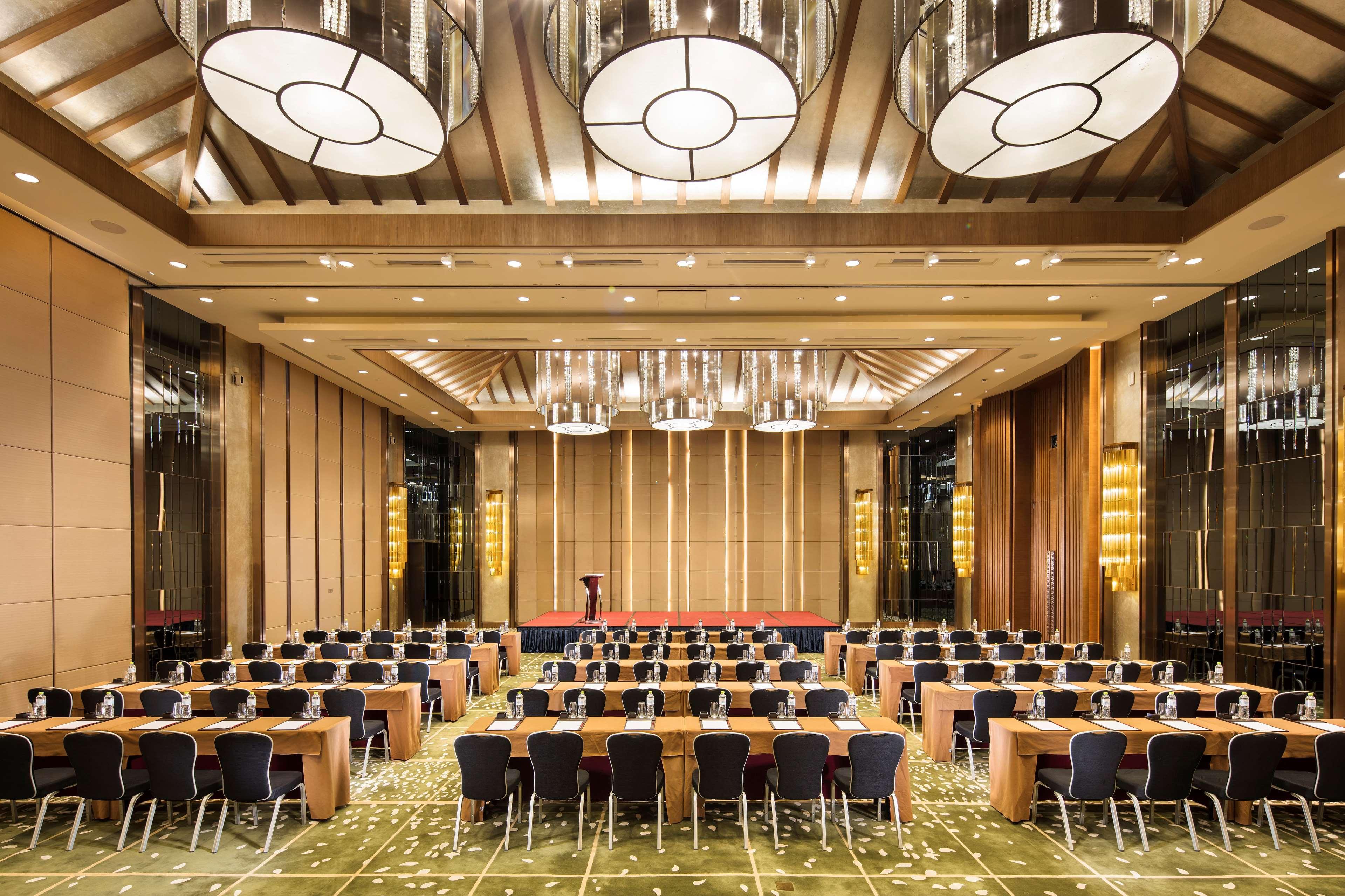 Hilton Wuhan Optics Valley Extérieur photo