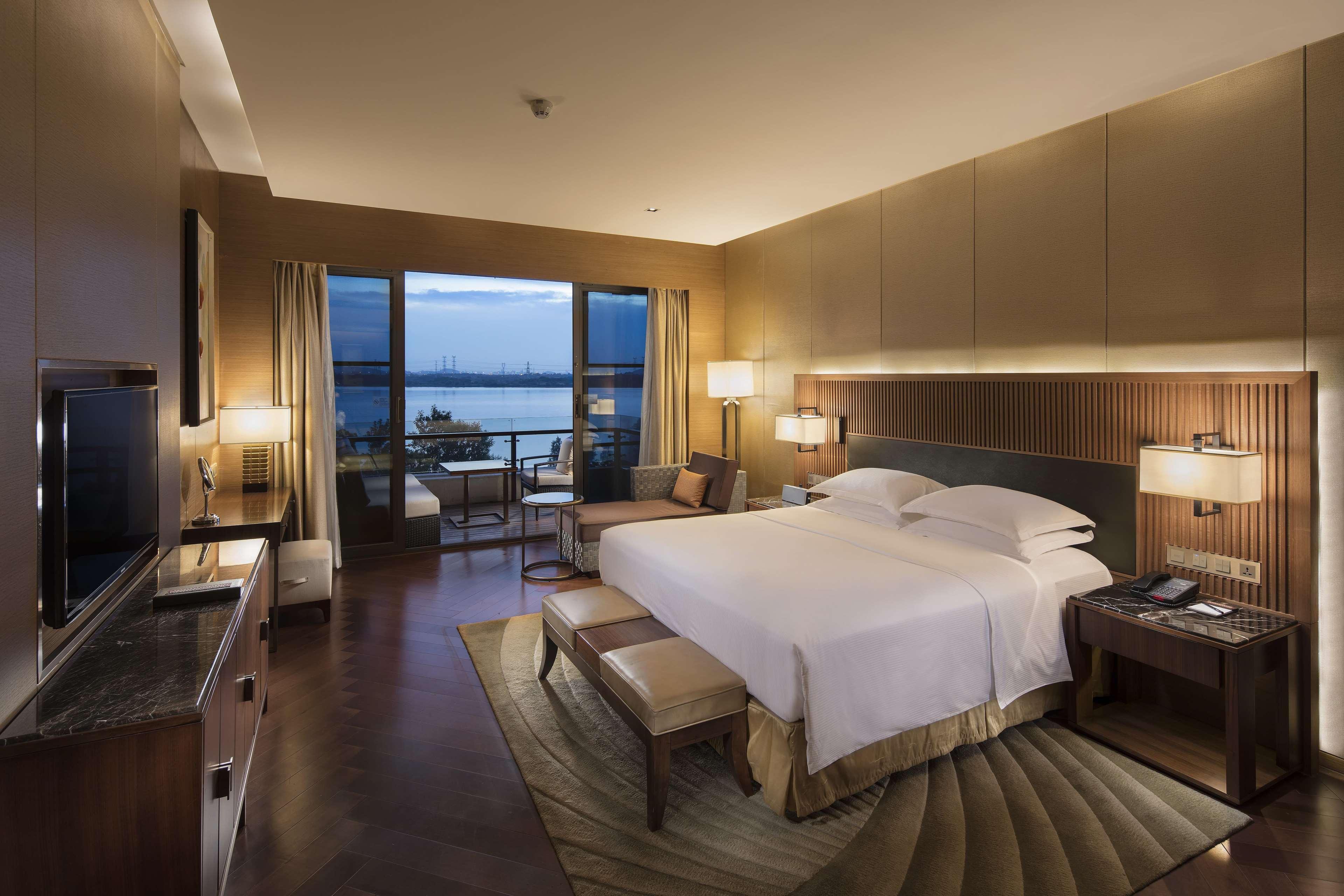 Hilton Wuhan Optics Valley Extérieur photo