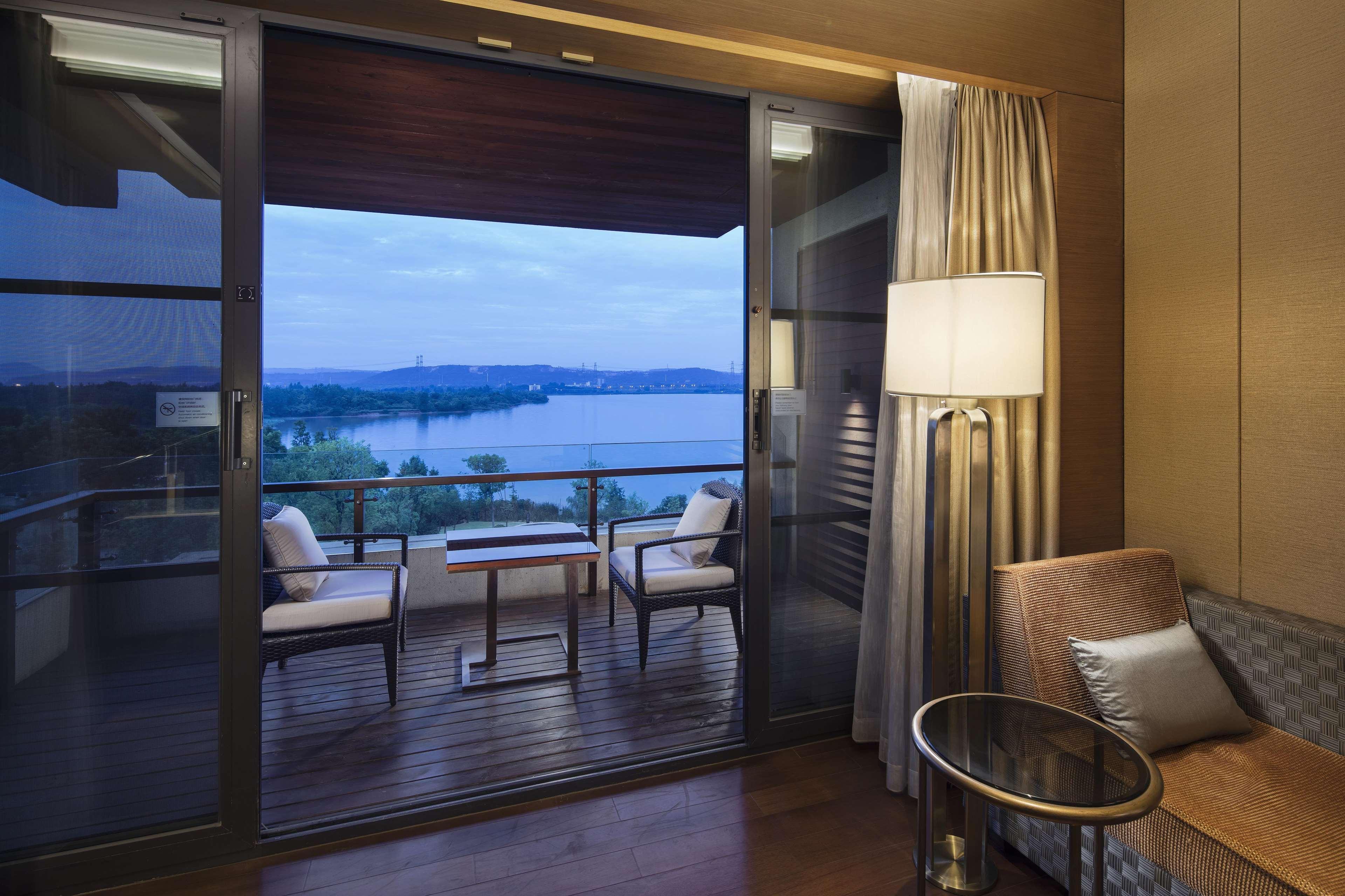 Hilton Wuhan Optics Valley Extérieur photo