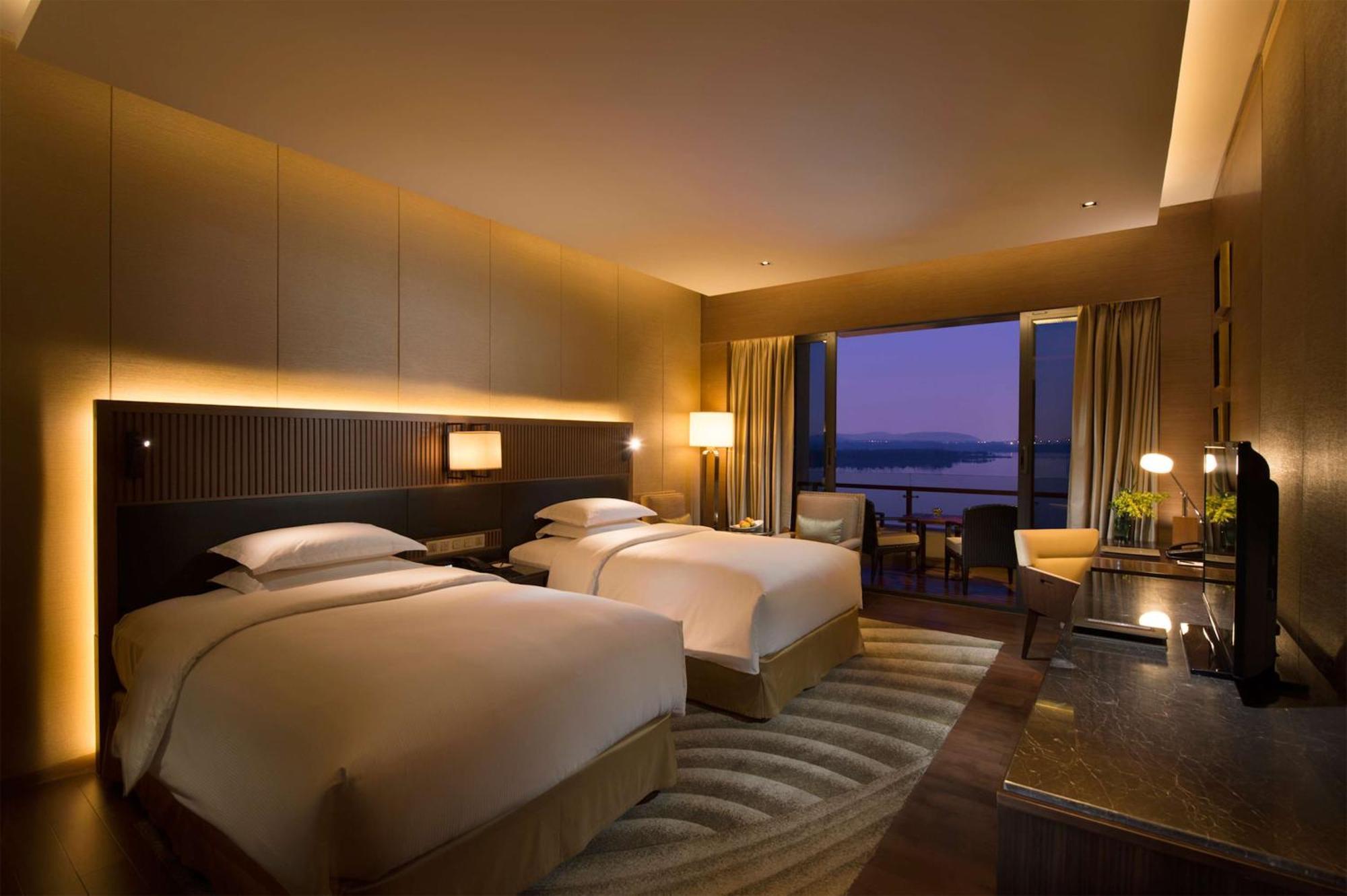 Hilton Wuhan Optics Valley Extérieur photo
