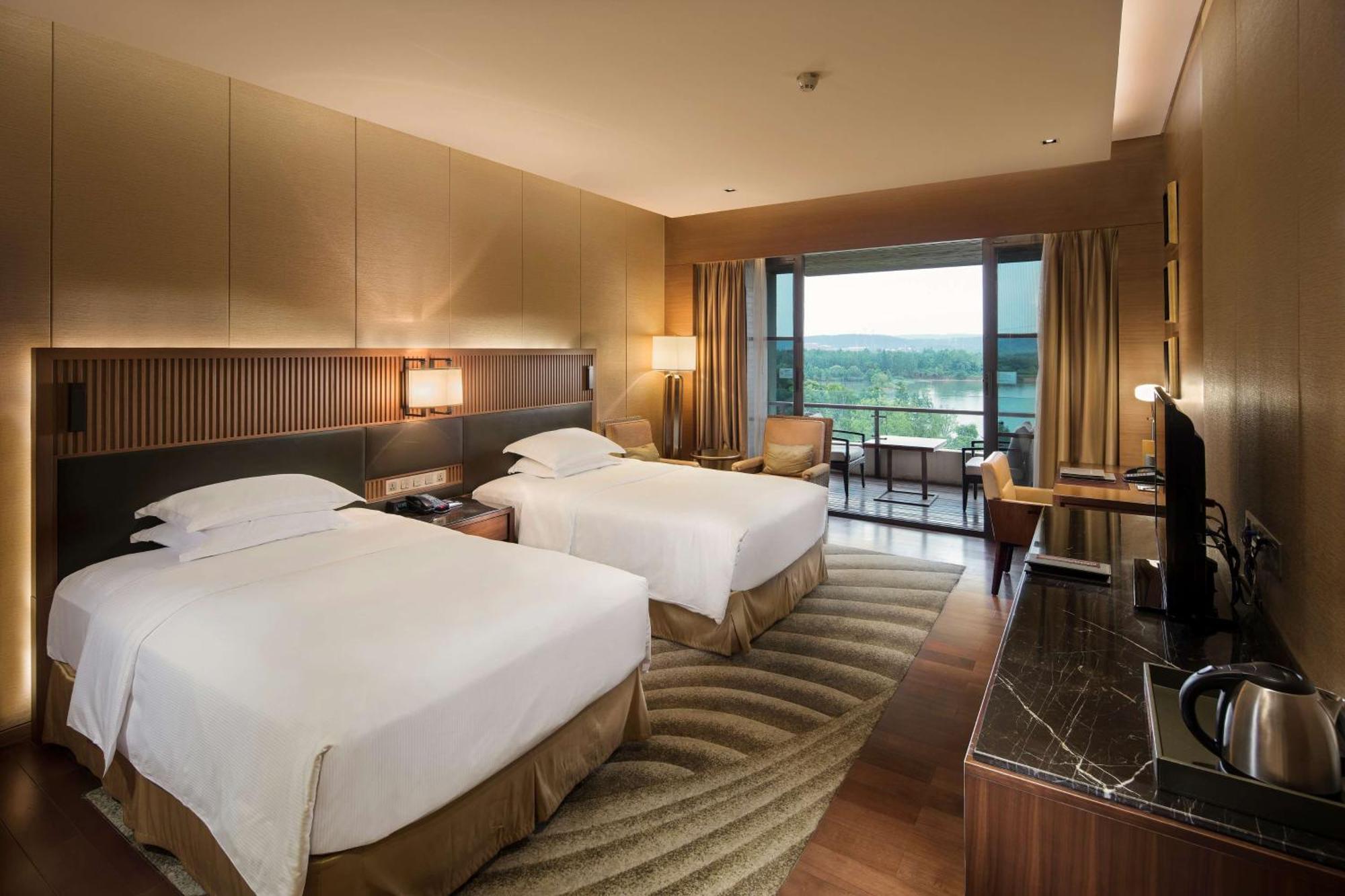 Hilton Wuhan Optics Valley Extérieur photo