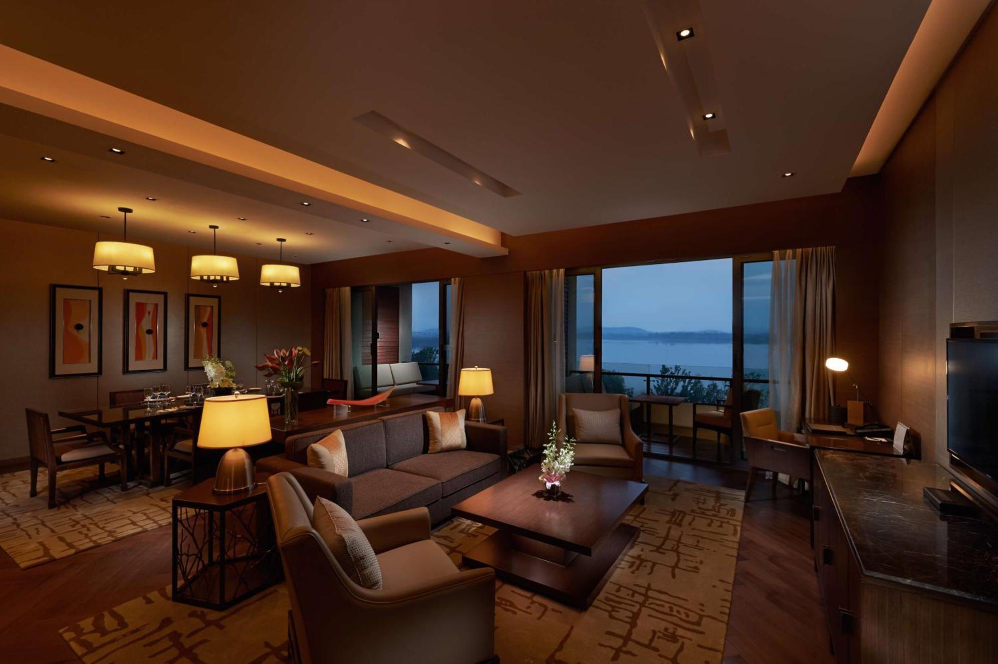 Hilton Wuhan Optics Valley Extérieur photo